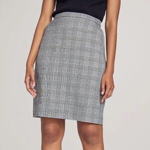 Popular Basics Woman’s Small Grey & black plaid pencil skirt